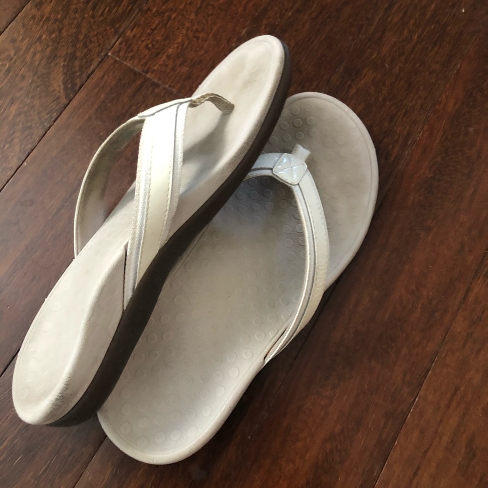 Vionic flip flops
